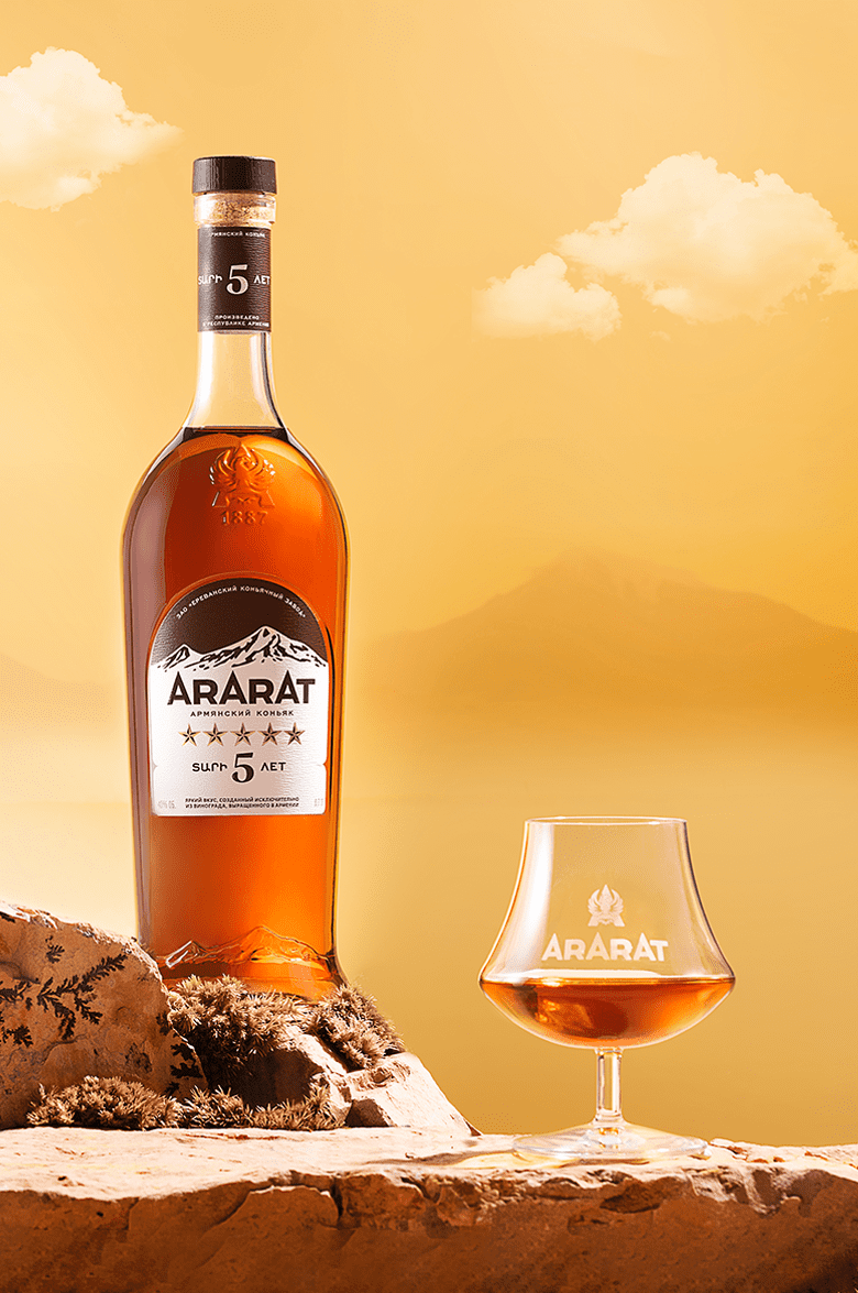 АРАРАТ 5 лет (подарочный набор с 3 стопками) 0.7 л